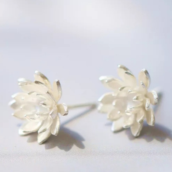 .925 Sterling Silver Delicate Flower Stud Earrings - Picture 4 of 4